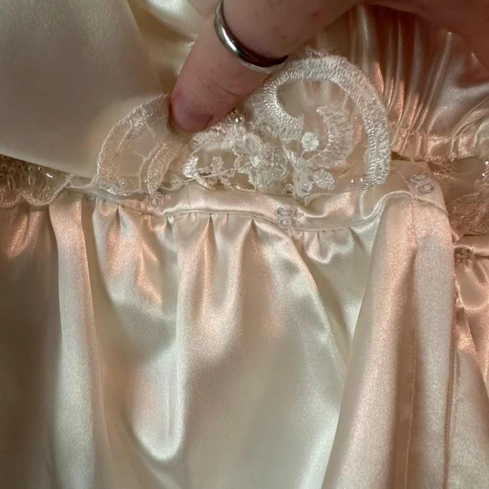 Stunning classic wedding dress - Picture 10 of 16